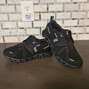 On cloud 5, black waterproof size 7.5